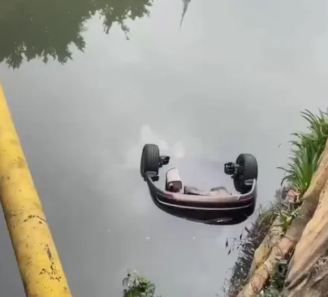 男子将占位车辆丢入河道 车位被占绝不能进行泄愤式报复