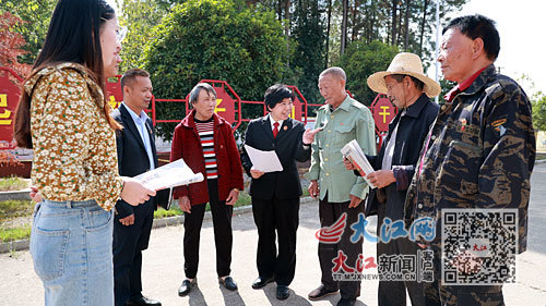 周淑琴(中)为泗沥镇泗沥村村民宣讲党的二十大精神。 通讯员 彭继洛摄