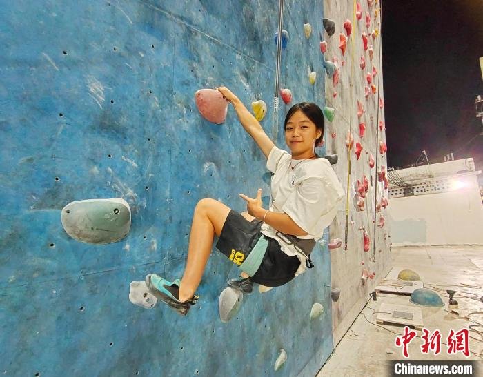 14岁的马山县攀岩运动员黄欣怡，她的梦想是获得世界冠军。　黄艳梅 摄