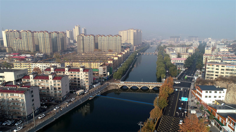 这是11月19日在河北省石家庄市井陉县拍摄的金良河沿岸景色（无人机照片）。新华社记者 骆学峰 摄