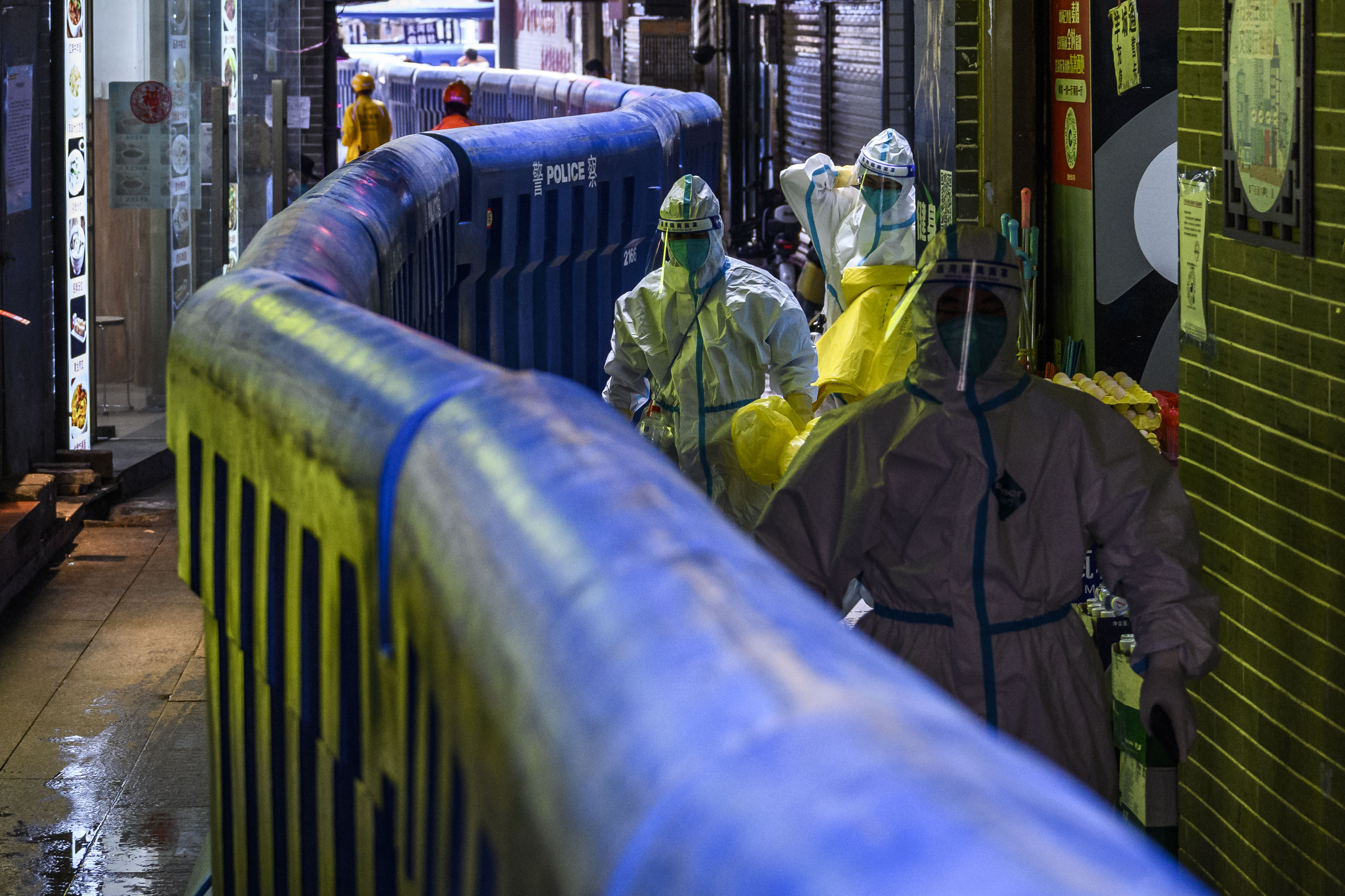 风声|“男子外出买药被跪压”视频疯传一天,没有地方敢“认领”?