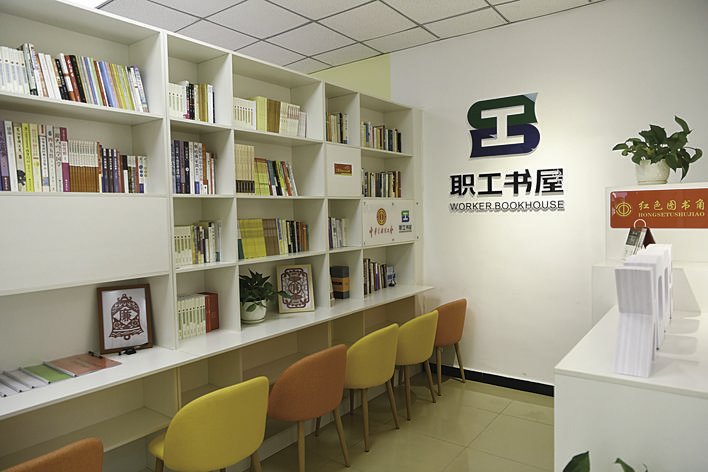 “工驿站”功能完善,可以为户外劳动者提供饮水、微波炉、多功能电源插座等,已成为户外劳动者休息的温馨港湾。 (本组摄影/孙建一)