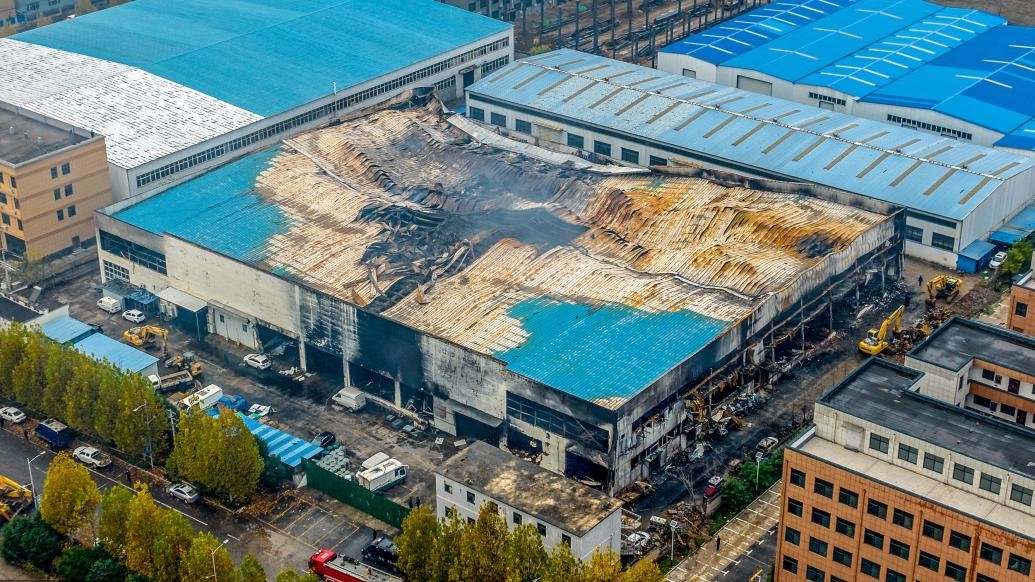 2022年11月22日,河南省安阳市,文峰区(高新区)宝莲寺镇平原路,航拍凯信达商贸有限公司火灾现场。视觉中国 图