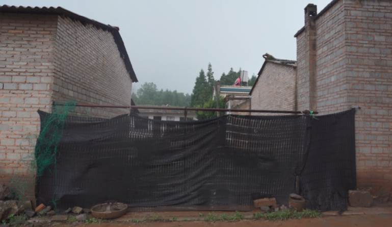 回不去的家。图/局外人视频