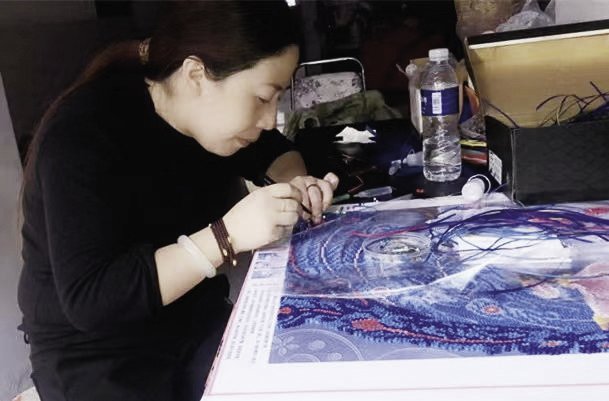 尚晓峰正在创作玉米画。 赵猛佳 摄