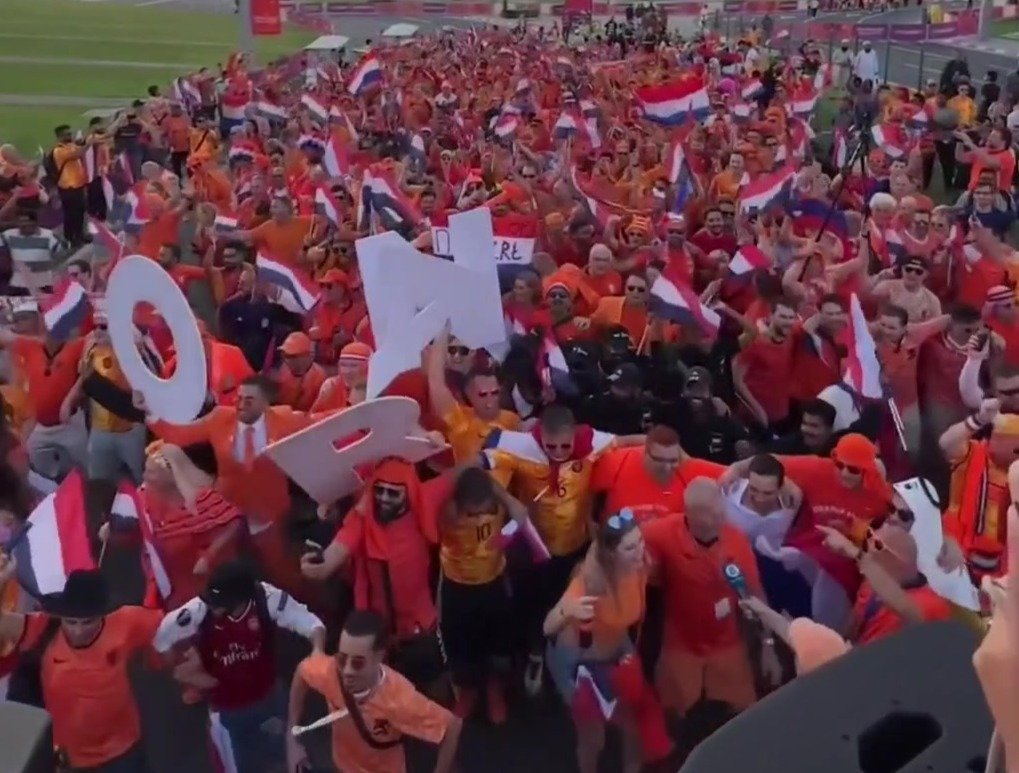 荷兰球迷在卡塔尔狂欢，这氛围羡慕吗？
