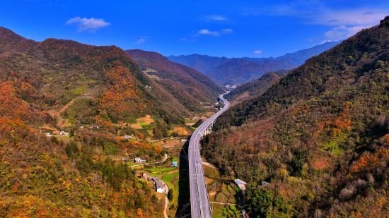 宁石高速秋景如画。