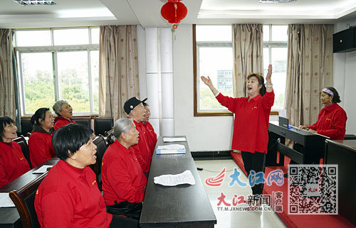 11月14日，南昌市东湖区光明社区党群服务中心，“幸福大妈合唱团”正在排练歌曲。史港泽摄