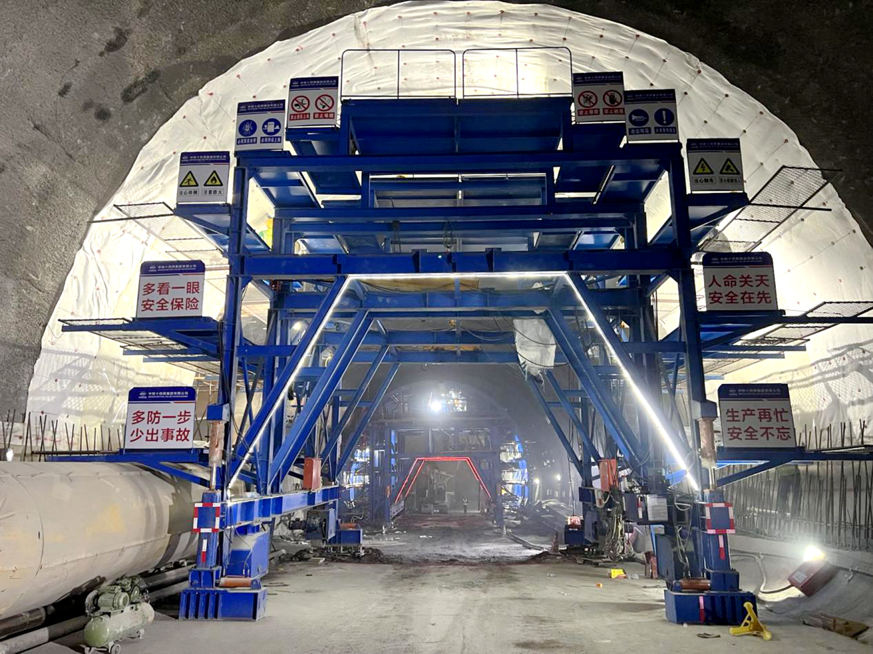 城轨快线15号线土建16标物流园北站-井口站区间中梁山隧道施工现场.