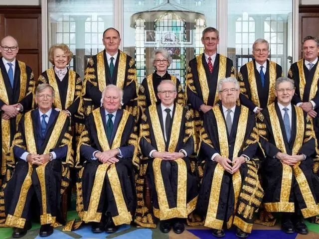 ● 英国最高法院及苏格兰最高法院均已废除戴假发的规定