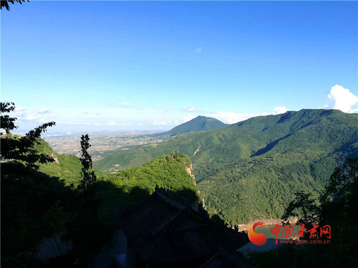 崆峒山属于陇山山脉六盘山上的一条支脉