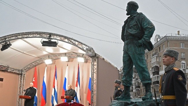 普京与古巴国家主席共同为卡斯特罗雕像揭幕