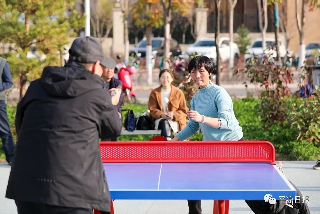 市民在城市活力公园打乒乓球 平凉日报全媒体记者 姚志强 摄
