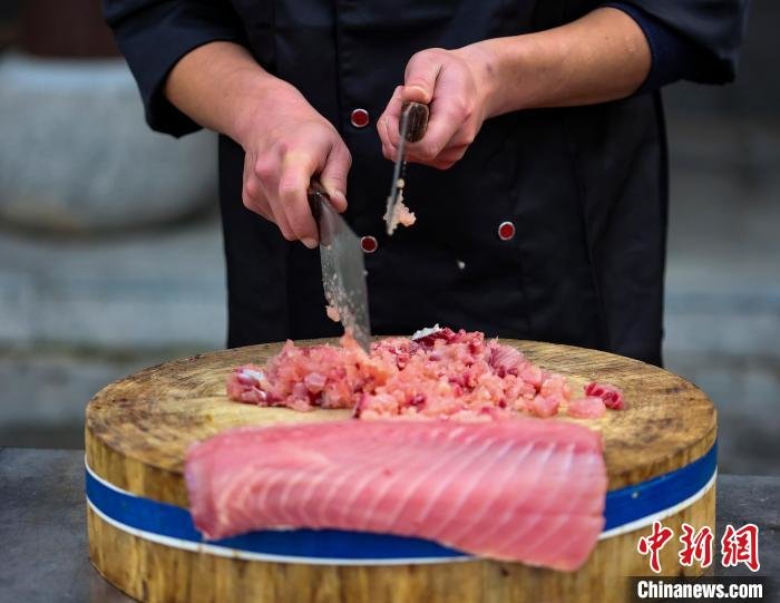 分割出的鱼肉剁成馅,用来做鱼丸汤、鱼肉饺子。 王耀 摄