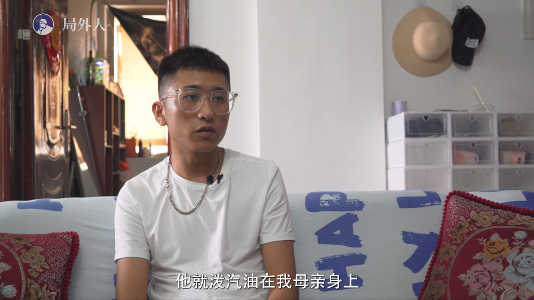 陈昌雨回忆事件发生过程。图/局外人视频