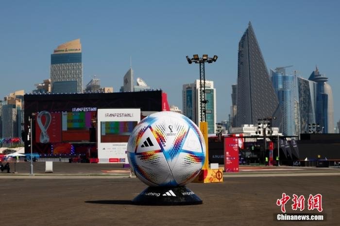卡塔尔世界杯球迷节广场上的巨型“足球”。 <a target='_blank' href='/'>中新社</a>记者 富田 摄