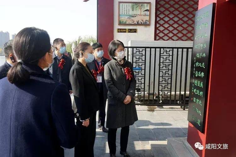 与会嘉宾参观展览及相关项目