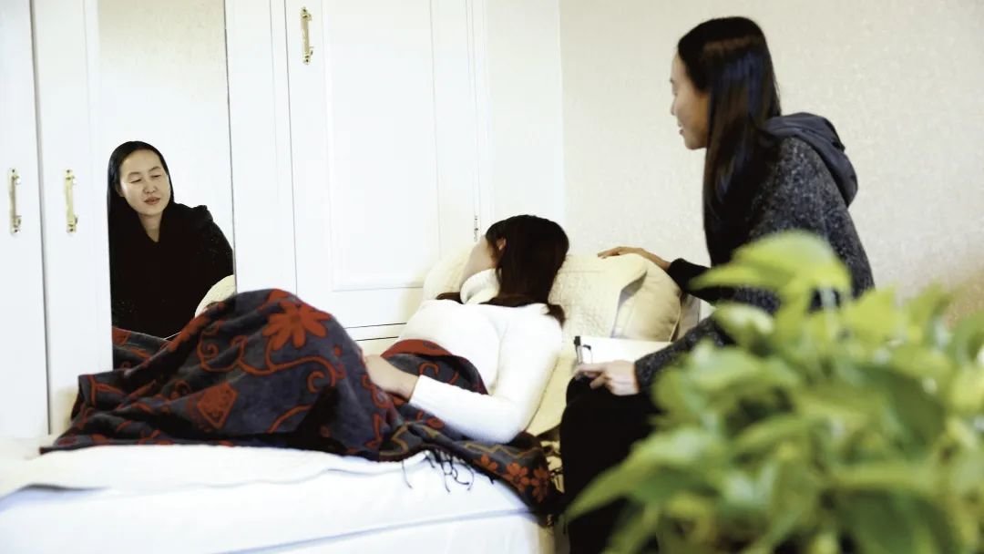 心理咨询师正在为来访者解答疑惑。(@视觉中国 图)