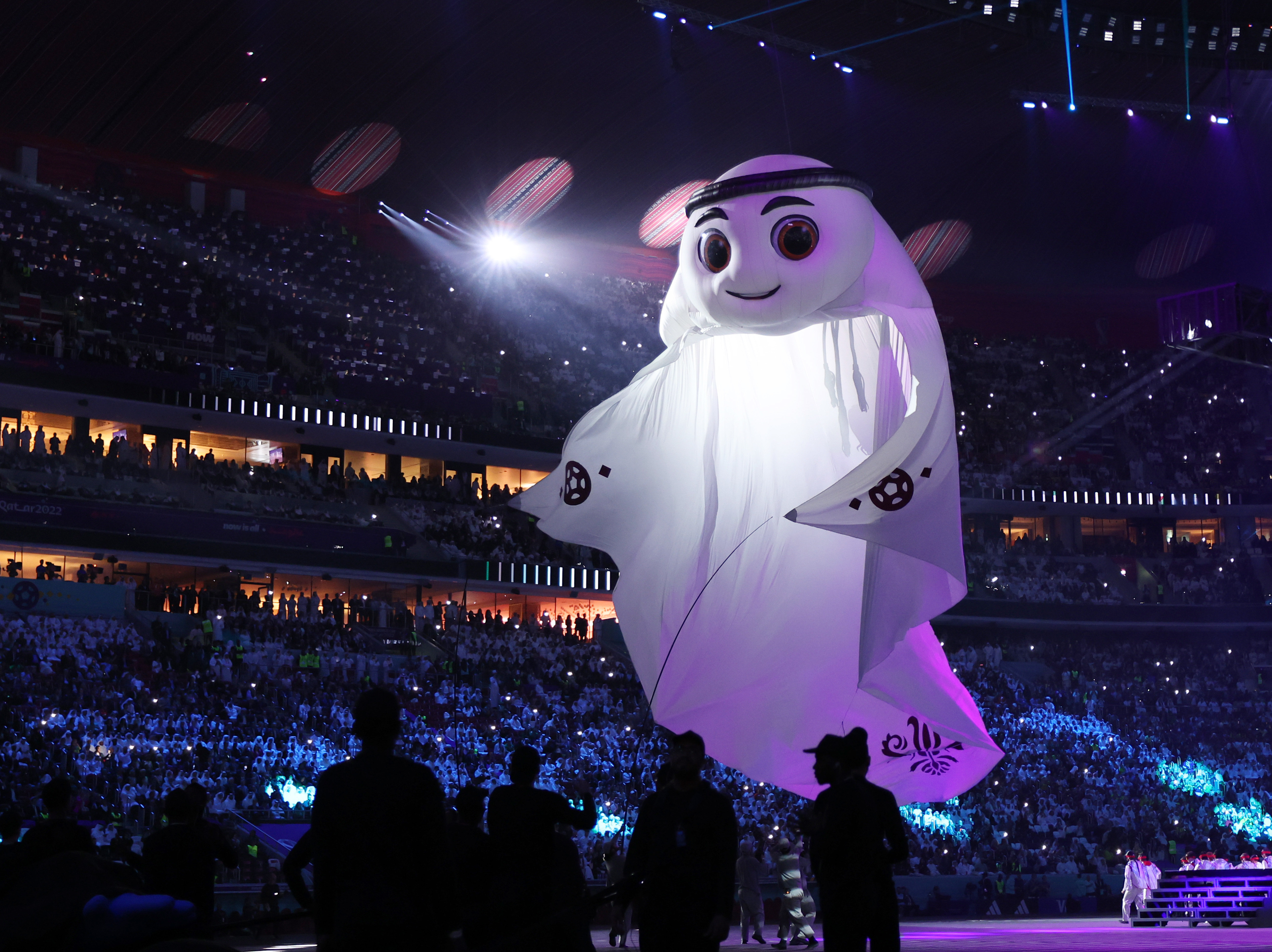 卡塔尔世界杯吉祥物出现在开幕式上