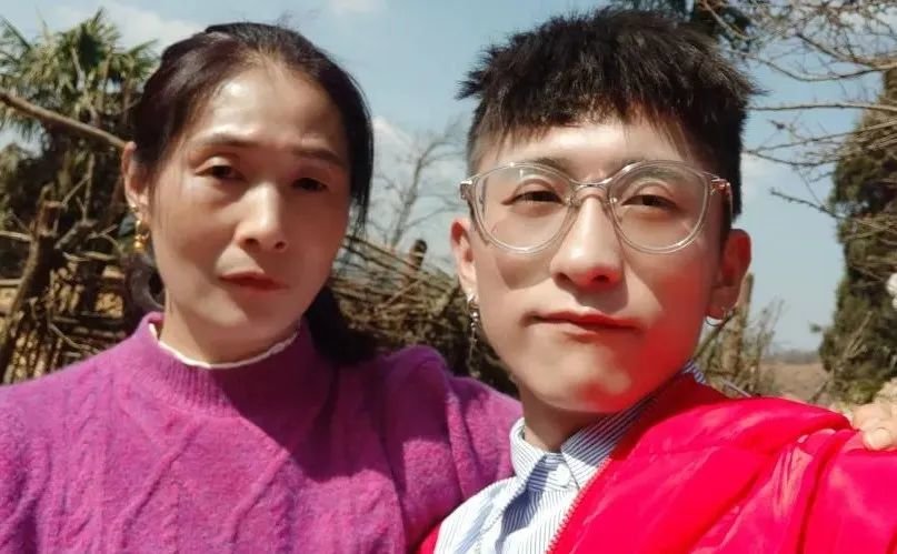 昌雨和妈妈在老家的旧照。图/受访者提供