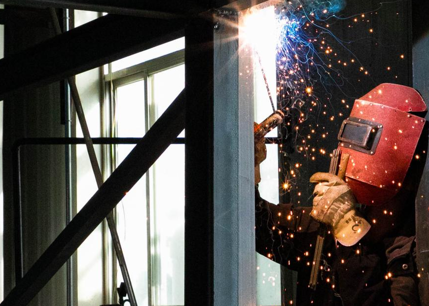 工人在兰州鑫隆泰生物科技有限公司生产线扩建现场开展焊接作业 新华社记者 郎兵兵 摄