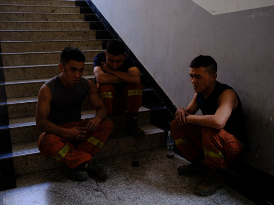 在ICU门口等候的消防员。