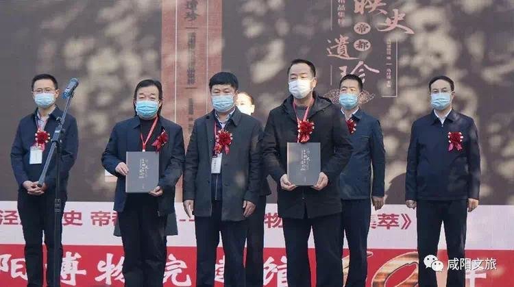 渭城区政府副区长杨强壮向与会代表赠书