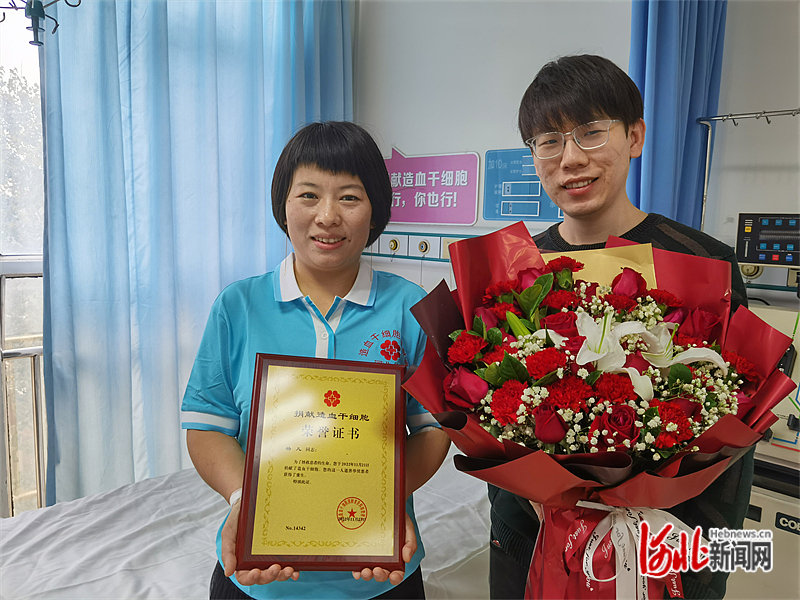 杨凡和保定市红十字会工作人员苏博渊。 河北省红十字会三献工作事务中心供图