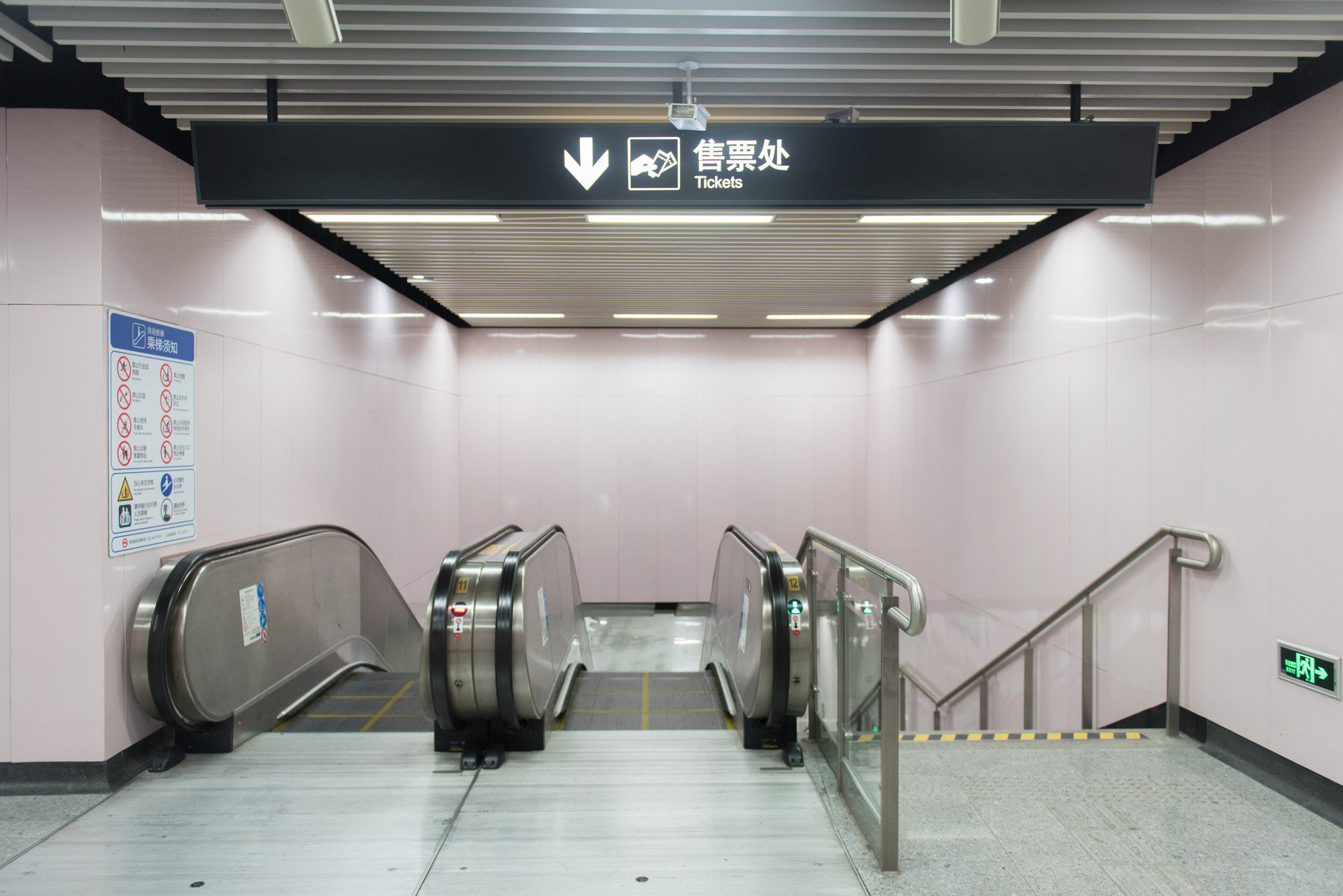 展现城市文明窗口 青岛地铁车站为市民过街提供方便