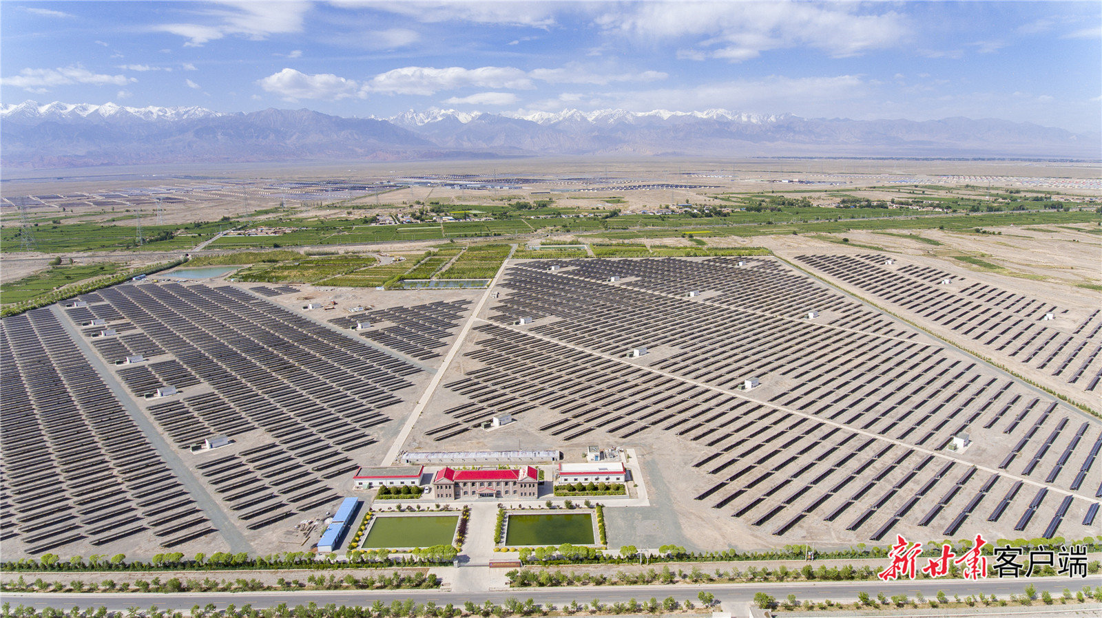 祁连山下的肃州区东洞滩光伏产业园 边世文 摄