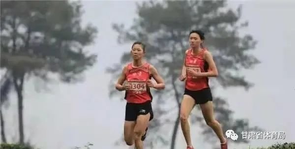 王盼盼（左）征战越野跑 （资料图片）