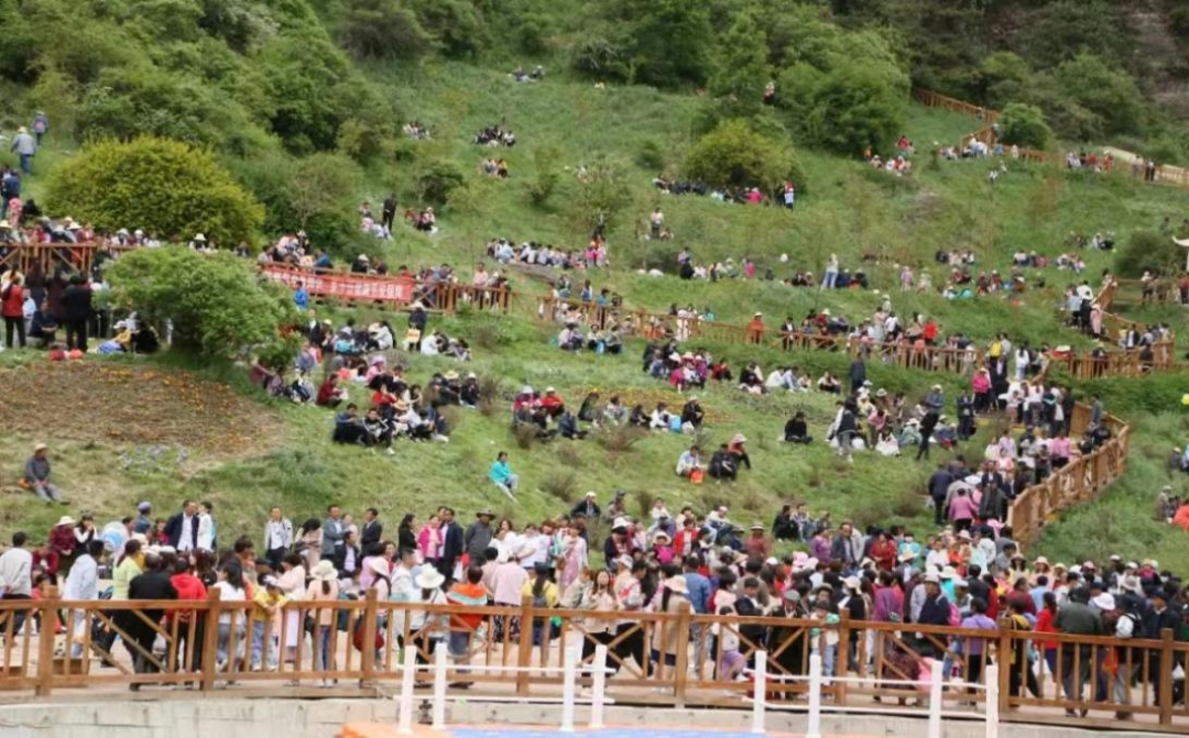 松鸣岩“四月八花儿会” （图丨松鸣岩景区）