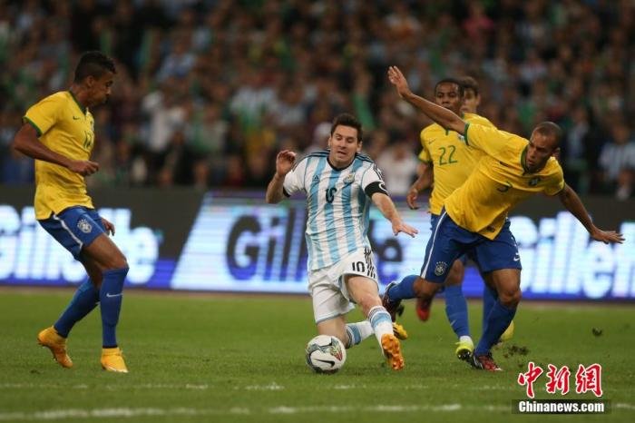 2014年10月11日晚,2014南美超级德比杯在北京国家体育场“鸟巢”举行,阿根廷国家队和巴西国家队上演巅峰对决。巴西队最终以2-0战胜阿根廷队。<a target='_blank' href='/'>中新社</a>发 韩海丹 摄
