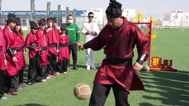 中国蹴鞠文化亮相卡塔尔 外国球迷穿古装排队体验