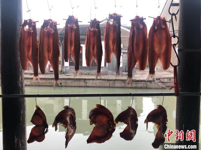 资料图:晒“腊味”。方堃 摄