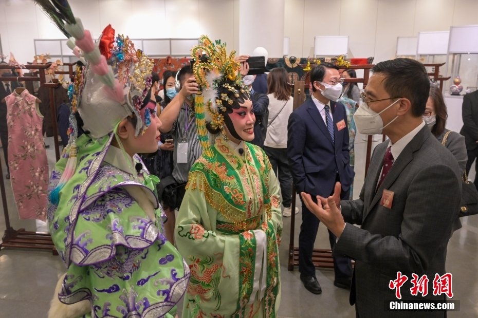 图为香港特区政府文化体育及旅游局局长杨润雄（右）与粤剧演员交流。 <a target='_blank' href='/'>中新社</a>记者 陈永诺 摄