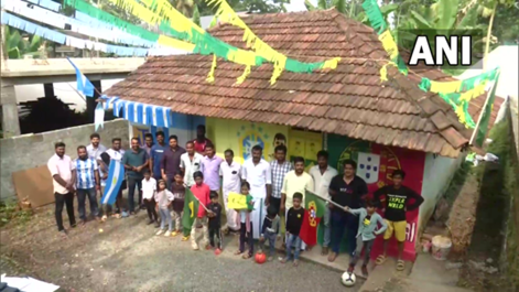 ▲17名印度球迷和孩子们在房子前合影留念 图片来自印度亚洲国际新闻通讯社