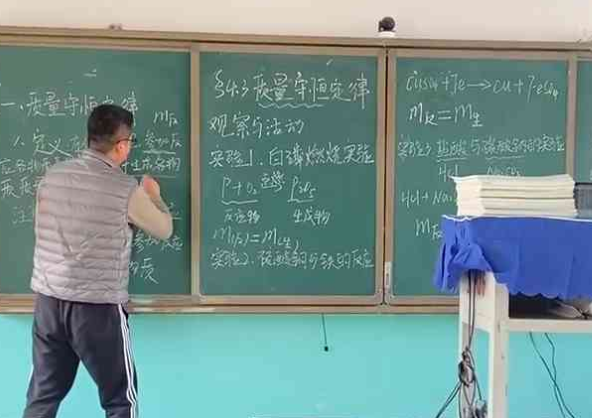在空无一人的教室上课 他的眼里装满了学生凤凰网甘肃_凤凰网