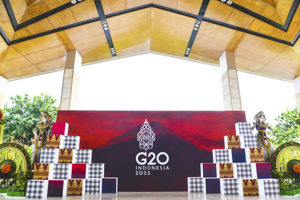 这是2022年11月11日在印度尼西亚巴厘岛拍摄的二十国集团领导人第十七次峰会会场外的标识。新华社记者 徐钦 摄
