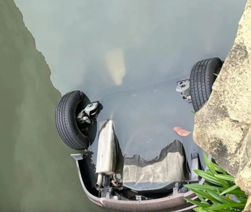 车位被占对方不挪,业主直接让叉车把车丢河里