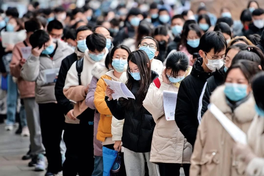 2021年11月28日,山西省太原市,考生在考前复习。当日,中央机关及其直属机构2022年度考试录用公务员公共科目笔试举行。(@视觉中国 图)