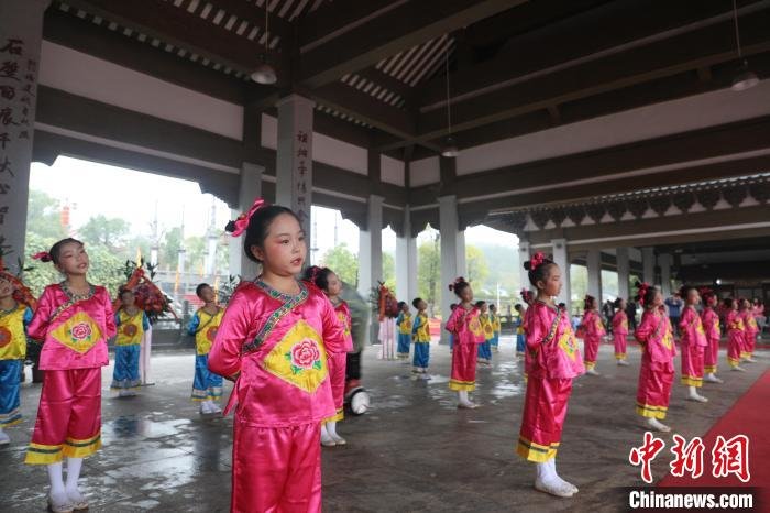 图为祭祖大典上，儿童诵读客家祖训。　雷露微 摄