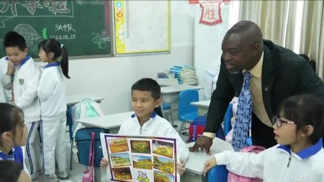 外国友人深圳旅游萌生定居想法，作为幼儿园外教深受所有师生欢迎