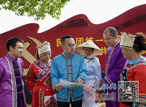 唐国徽(左三)在上高县敖山镇洋林村宣讲。