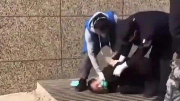 男子被“蓝马甲”跪压 警方回应