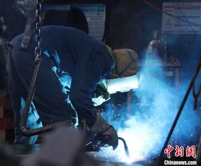 工作人员打磨受力构件。　余杭区融媒体中心供图