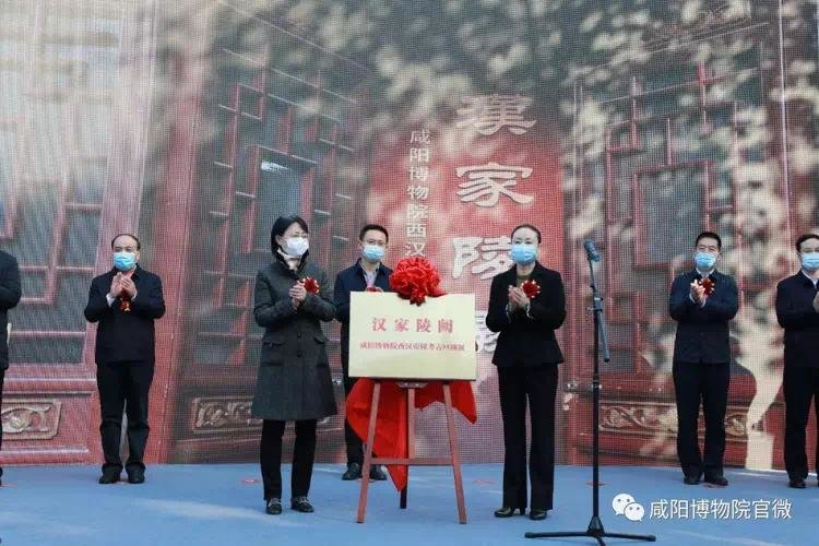 市政府副市长蒋彬凤、市政协副主席刘敏为展览揭幕