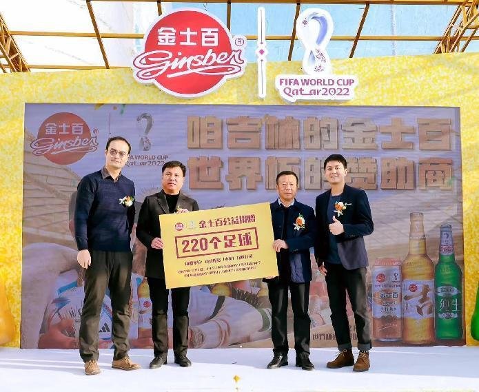 百威中国东北事业部总裁俞亮（左1）和百威亚太高级市场营销总监纪昊（右1）和四平市受捐学校代表（右2及左2）在捐赠仪式环节