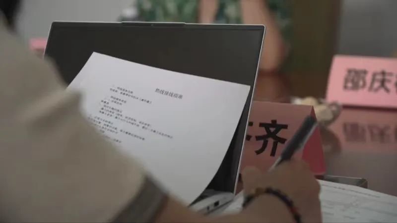 李莹与团队复盘家暴热线方面的工作。图/局外人视频