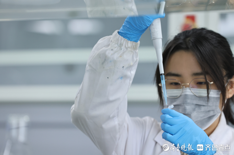 中科环渤海(烟台)药物高等研究院验室内，工作人员在操作实验。记者 吕奇 摄